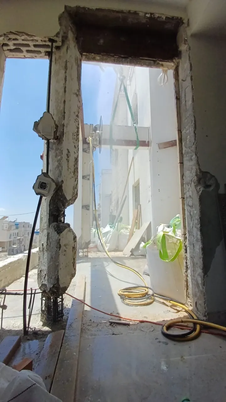 אזור החיבור של פרגולת הבטון במהלך הניסור