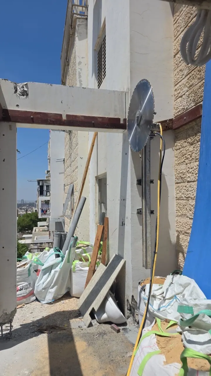 מסור קיר על מסילה בזמן ניסור פרגולת בטון בהוד השרון