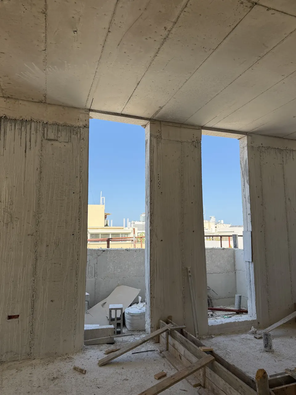 שני פתחים בבטון לאחר תיקון יציקות בפרויקט תמ״א בתל אביב
