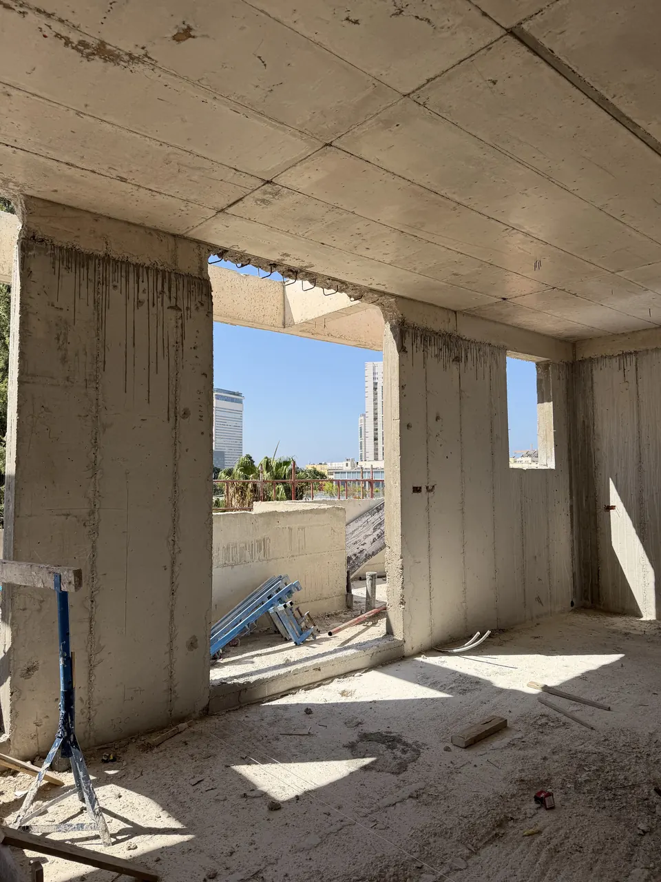 פתחים רחבים בקיר בטון לאחר פינוי המקטעים