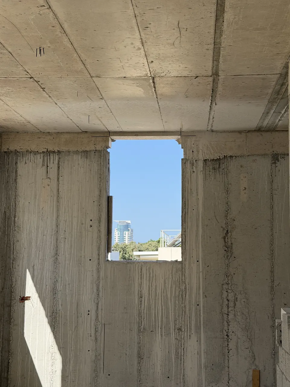 פתח בטון מלבני לאחר ניסור בהתאם לגבולות הקונסטרוקטיביים