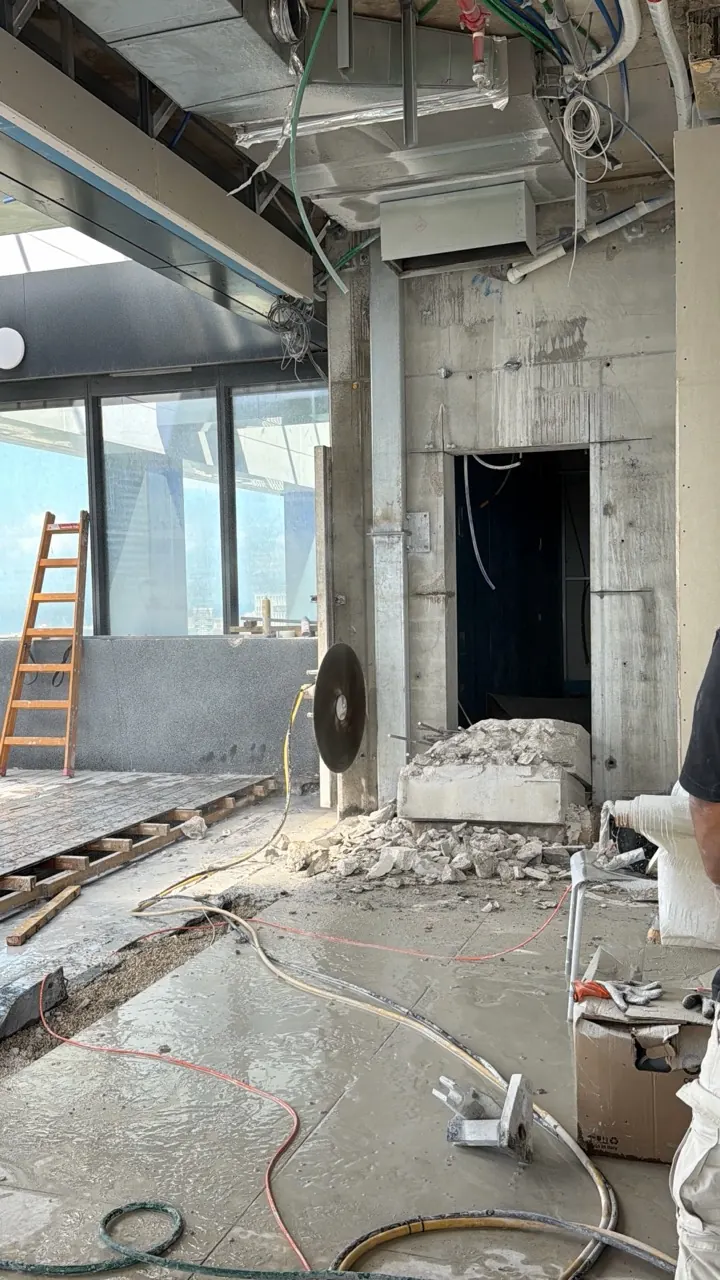 פתח דלת שנוסר בבטון בפנטהאוז במגדלי תוצרת הארץ